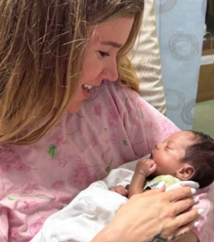 A cantora Joss Stone e seu marido, Cody DaLuz, adotaram Bear, um bebê recém-nascido. Ela fez o anúncio em seu perfil no Instagram com o compartilhamento de um vídeo que comoveu os fãs. 
 Reprodução: Flipar