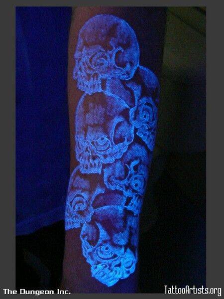 Tatuagem fluorecente com desenhos de caveira . Foto: Reprodução/Pinterest