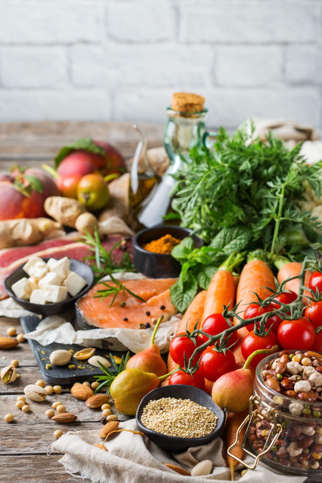 A dieta mediterrânea é baseada na alimentação dos povos banhados pelo mar Mediterrâneo, sendo conhecida por favorecer a longevidade. Mas esse não é o único benefício proporcionado por essa tradição alimentar. A seguir, confira outras vantagens da dieta para a saúde!  Reprodução: EdiCase