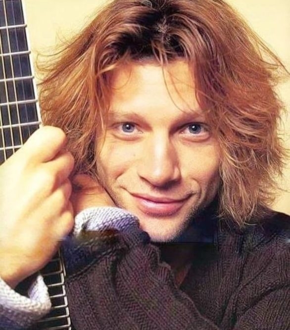 Nascido John Francis Bongiovi Jr. em 2 de março de 1962, em Perth Amboy, Nova Jersey, Bon Jovi se tornou o líder e vocalista da banda de mesmo nome, Bon Jovi, que fundou em 1983. Reprodução: Flipar