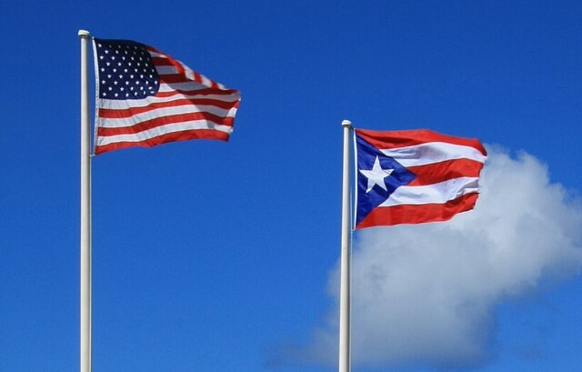 Os pouco mais de 3,2 milhões de habitantes de Porto Rico têm passaporte americano, podem transitar livremente entre a ilha e o país, mas não têm direito a voto na eleição presidencial dos Estados Unidos. O território possui bandeira própria e com ela compete nos Jogos Olímpicos, por exemplo. 
 Reprodução: Flipar