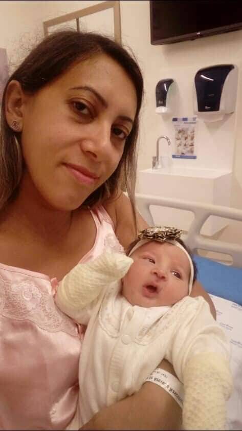 A servidora pública Juliana Azevedo, de 39 anos, segurando a filha Ayla Sales Azevedo Nascimento, hoje com seis meses de vida.. Foto: Arquivo pessoal
