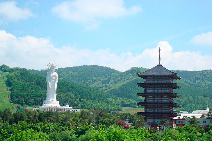 Hokkaido Kannon (Japão) - 88m - Fica em Ashibetsu, Hokkaido.  A estátua tem 20 andares com espaços para devoção e uma plataforma com vista panorâmica para a cidade. Construída em 1989.  Reprodução: Flipar
