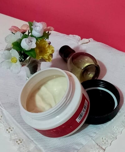 Uma vez por semana, é recomendado o uso de máscara capilar, para uma hidratação mais profunda. É importante verificar a máscara adequada para cada tipo de cabelo. Passe a máscara após lavar os cabelos e deixe agir por 5 minutos antes do enxague.  Reprodução: Flipar