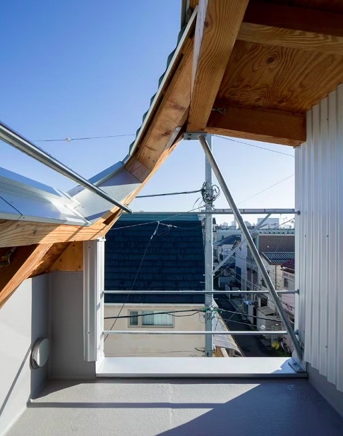 Para melhorar a ventilação, os arquitetos instalaram uma abertura no telhado, permitindo que o ar circule naturalmente pela casa, mantendo-a fresca em qualquer estação.  Reprodução: Flipar