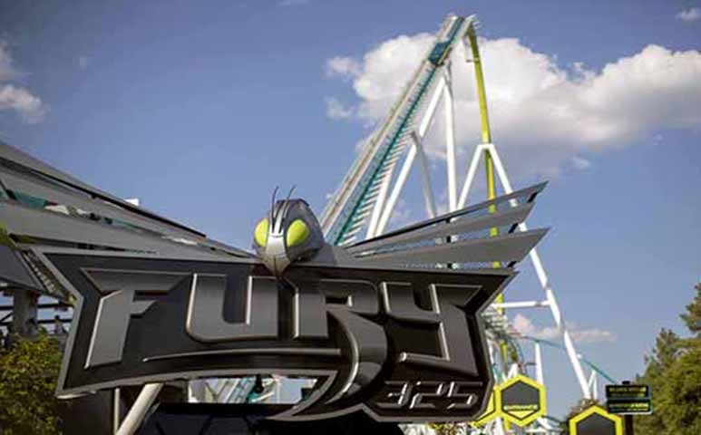 A montanha-russa Fury fica num parque em Carowinds, na Carolina do Norte.  Foi inaugurada em 2015.   Reprodução: Flipar