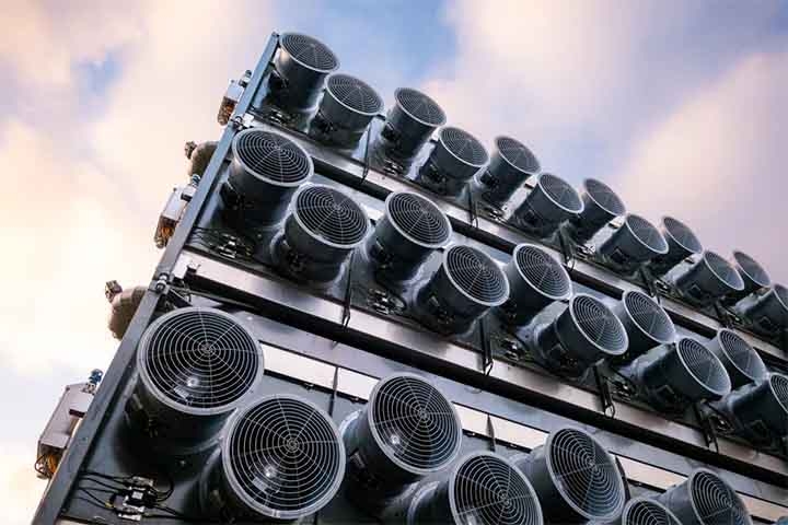 O sistema é dotado de ventiladores que sugam o ar e fazem a retirada do CO2 por meio de produtos químicos. 
 Reprodução: Flipar