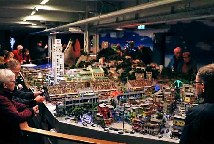 Em Hamburgo, na Alemanha, o “Miniatur-Wunderland” (Museu de Miniaturas, em tradução livre) recorre a maquetes para representar cidades e pontos turísticos de diversas partes do planeta. 
 Reprodução: Flipar