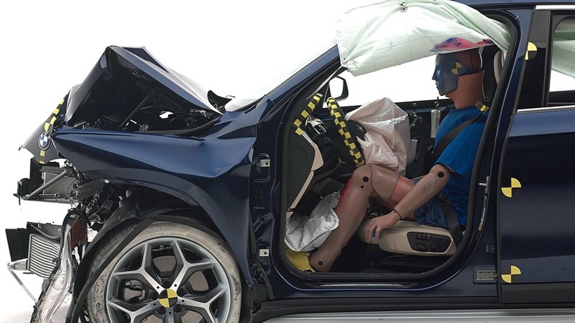 Nova geração do BMW X1 passa por testes de colisão do IIHS, nos Estados Unidos. Foto: Divulgação