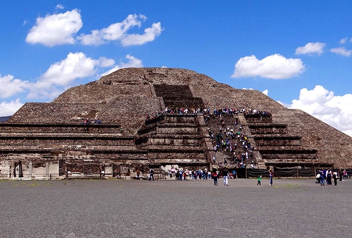 Pirâmide do Sol, México: Construída pelos povos pré-colombianos da Mesoamérica por volta de 100 d.C., é considerada a maior pirâmide do México e uma das maiores do mundo, com incríveis 65 metros de altura e 225 metros de largura. Reprodução: Flipar