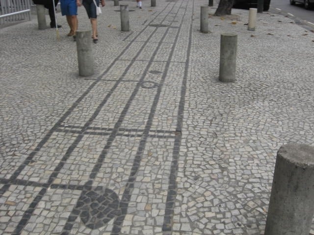 Em Vila Isabel, na zona norte do Rio de Janeiro, bairro do músico Noel Rosa, a principal rua tem a calçada de pedras portuguesas formando notas musicais. Reprodução: Flipar