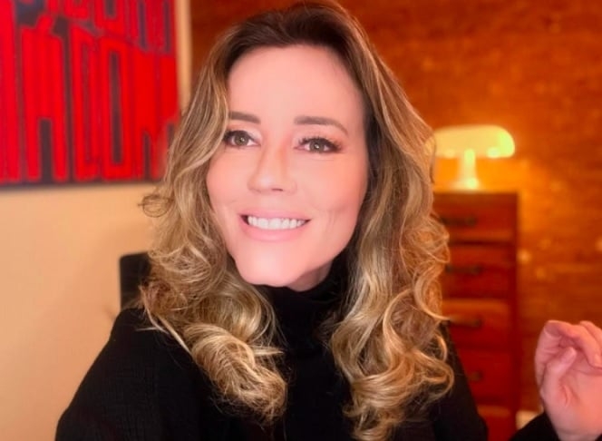 A jornalista Natuza Nery, da GloboNews, precisou ser hospitalizada nesta segunda-feira (16/6) após sofrer um acidente em um dos estúdios da Globo. Reprodução: Flipar