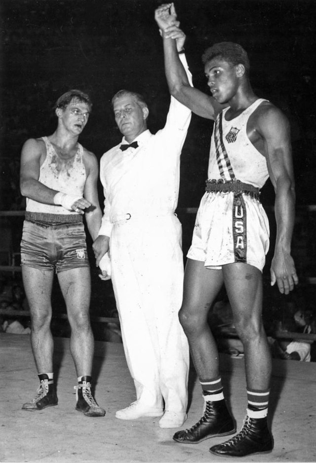 Após se destacar no cenário nacional dos EUA no boxe amador, Muhammad Ali, ainda como Cassius Clay, foi medalha de ouro nos Jogos Olímpicos de Roma, em 1960. Reprodução: Flipar