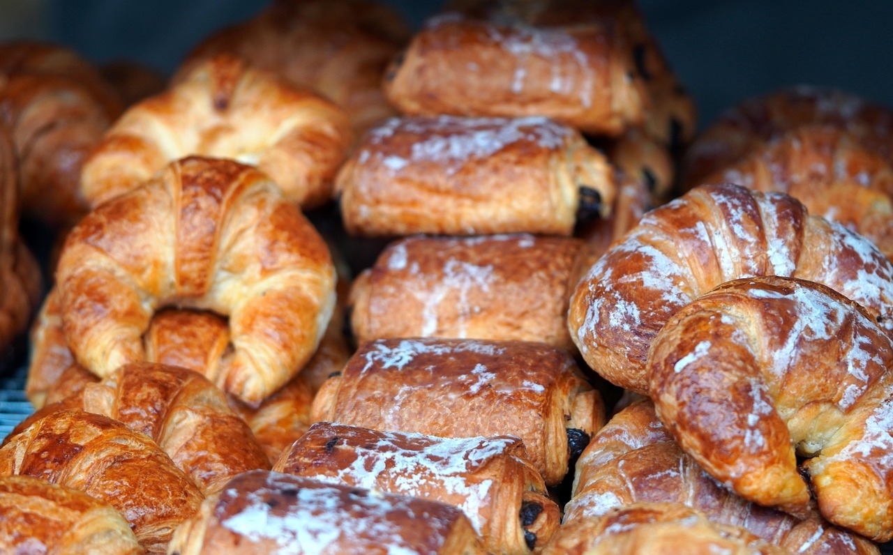 Entre as opções doces, o chocolate é uma unanimidade. No entanto, outro sabor inconfundível é o croissant de goiabada, que pode ser servido com queijo, ao melhor estilo Romeu e Julieta. Reprodução: Flipar