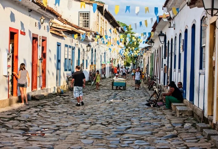 Paraty (RJ) - A cidade histórica litorânea fica no Sul Fluminense, a 258 km da capital. Tem 930 km² onde vivem 40 mil habitantes. Clima tropical.