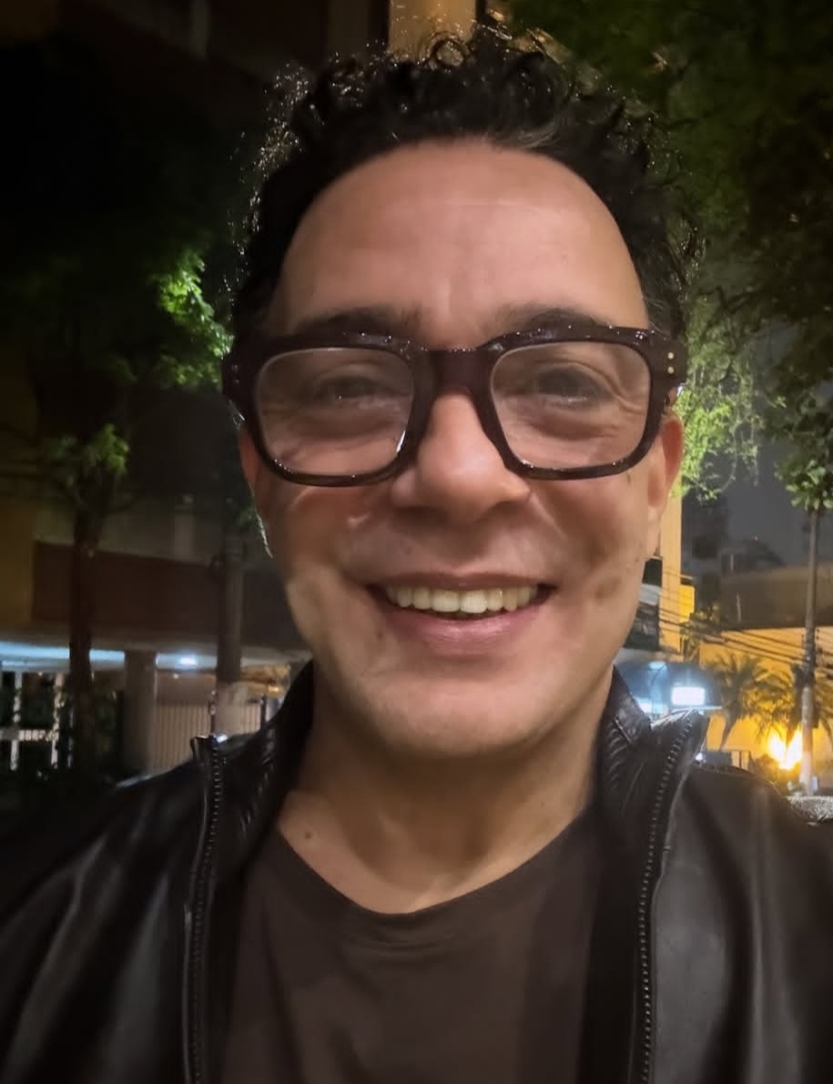 Sua origem russa vem da parte paterna, descendente de famílias judaicas do Leste Europeu que imigraram para o Brasil no início do século XX. Embora o sobrenome Médici remeta à linhagem italiana, sua ancestralidade eslava é documentada em ramos familiares que não aparecem no nome artístico. Reprodução: Flipar