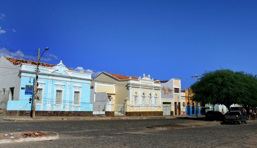 A tradição dos bonecos gigantes no carnaval nasceu em outra cidade pernambucana: Belém do São Francisco, localizada a 481 km da capital Recife, no sertão do estado. Reprodução: Flipar