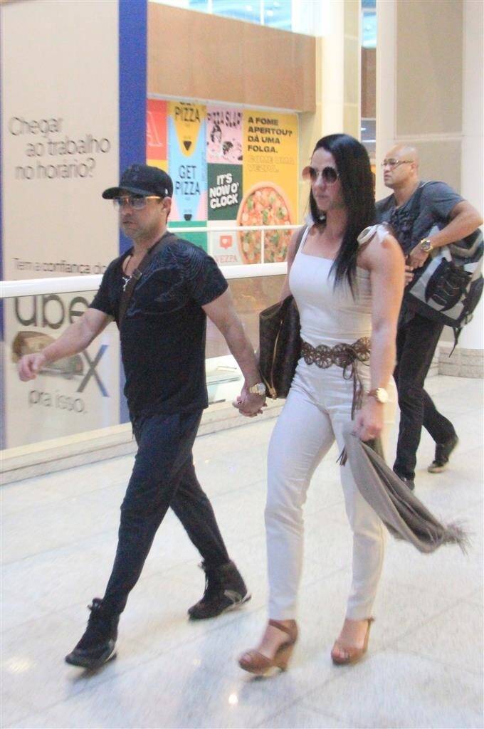 Zezé DiCamargo e Graciele Lacerda embarcam no aeroporto de Santos Dumont, no Rio de Janeiro. Foto: Fábio Moreno/AgNews