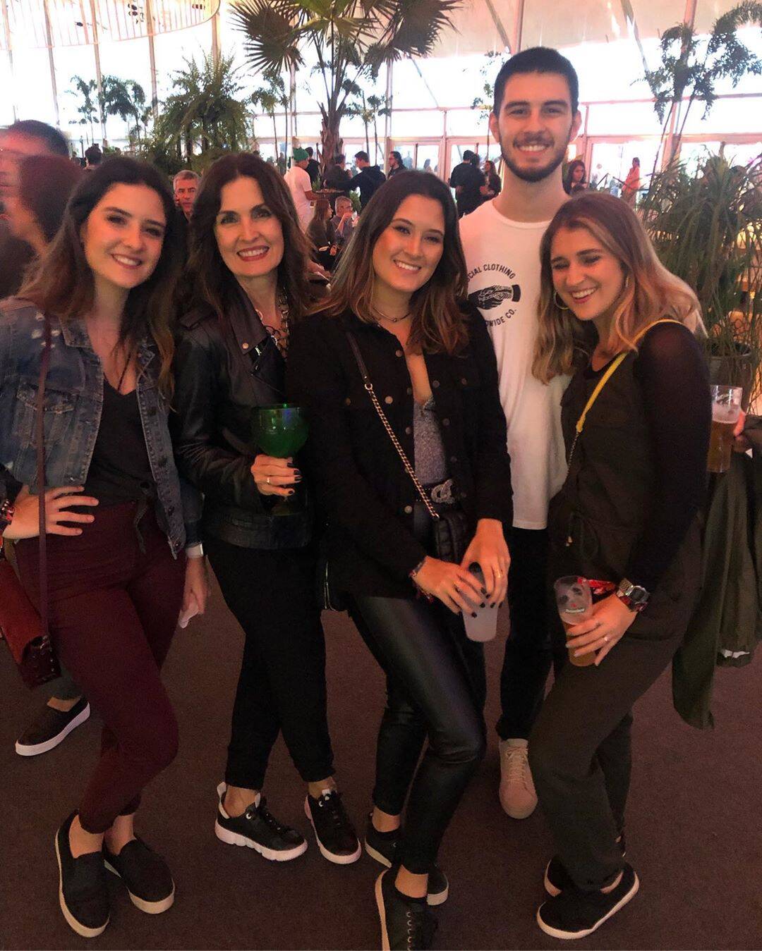 Fátima Bernardes com os filhos trigêmeos Laura, Beatriz e Vinícius. Foto: Reprodução/Instagram/@fatimabernardes