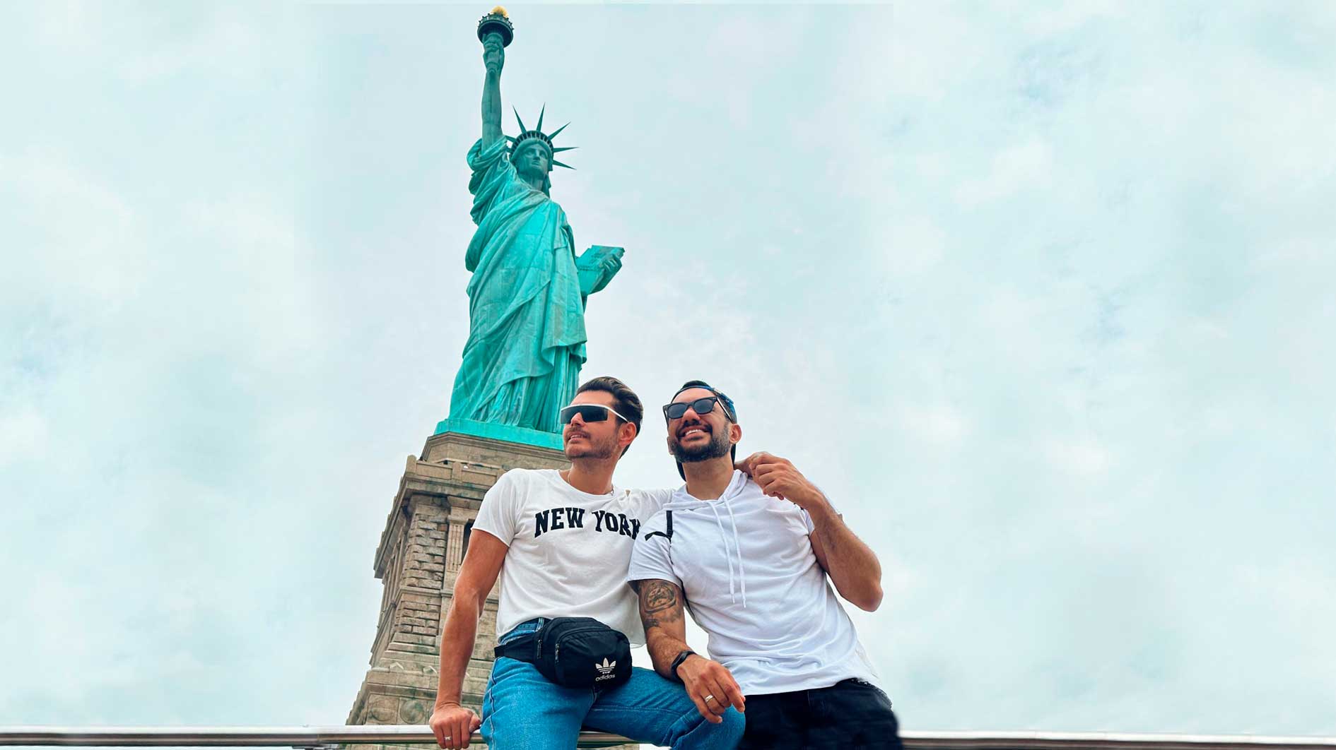 Franklin David e Vitor Vianna se encantam pela Estátua da Liberdade, em Nova York. Foto: Arquivo pessoal