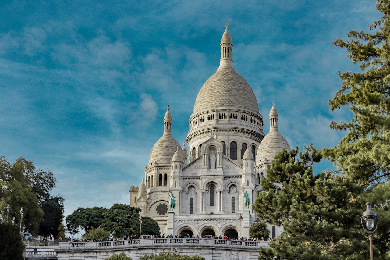 Montmartre e Basílica de Sacré-Cœur: Explore o bairro boêmio de Montmartre e visite a Basílica de Sacré-Cœur para uma autêntica experiência parisiense.  Rosivan Morais/Pexels