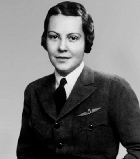 Sabiha Gökçen: Foi a primeira mulher piloto de combate do mundo. Ela foi adotada pelo fundador da República da Turquia, Mustafa Kemal Atatürk, e treinada como piloto. Reprodução: Flipar