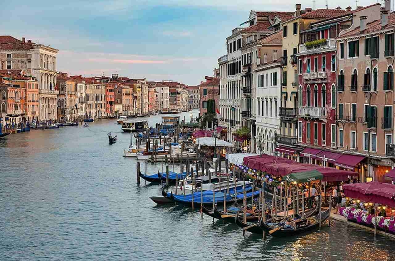 Veneza, situada no nordeste da Itália, é uma cidade única construída sobre mais de 100 pequenas ilhas conectadas por canais e pontes. Famosa por suas gôndolas e pela arquitetura renascentista e gótica, é um dos destinos mais românticos do mundo. Reprodução: Flipar