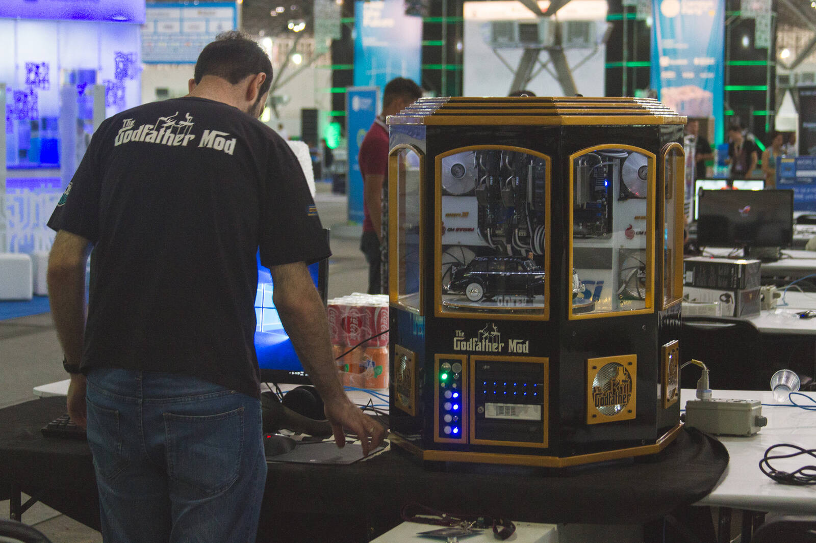 PCs tunados são uma constante nas edições da Campus Party Brasil. Esse é uma homenagem ao filme O Poderoso Chefão. Foto: Davi Valente/Divulgação