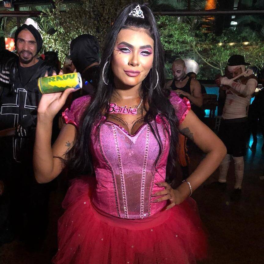 Mc Pocahontas escolheu ir de Barbie neste Halloween. Foto: Reprodução/Instagram