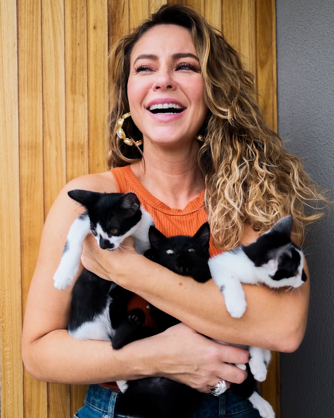 Paolla Oliveira abraça gatinhos. Foto: Reprodução Instagram @paollaoliveirareal - 27.5.2025