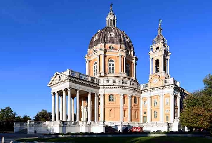 A Basílica de Superga é uma igreja localizada aos arredores de Turim, na Itália. Foi construída no século XVIII pelo arquiteto Filippo Juvarra, sob encomenda do duque Vítor Amadeu II de Saboia em memória à vitória sobre as tropas francesas que cercavam a colina de Superga em 1706. Reprodução: Flipar