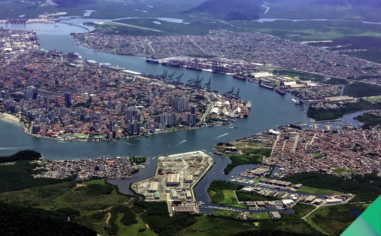 Fundada em 1546 por Brás Cubas, Santos é uma das cidades mais antigas do Brasil e tem atualmente o maior porto da América Latina e um dos mais importantes do mundo, o Complexo Portuário de Santos. Reprodução: Flipar