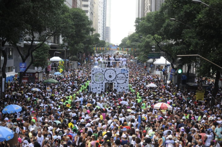 O bloco também é conhecido por sua música, que é uma mistura de ritmos brasileiros, como samba, marchinhas e choro. Reprodução: Flipar