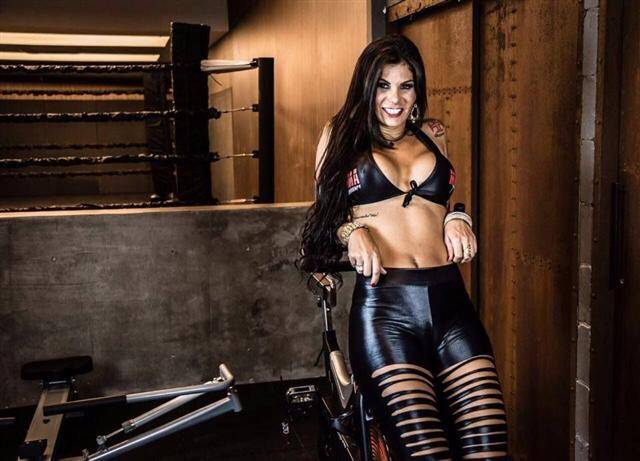 Jamila Sandora é lutadora e ring girl. Foto: Divulgação
