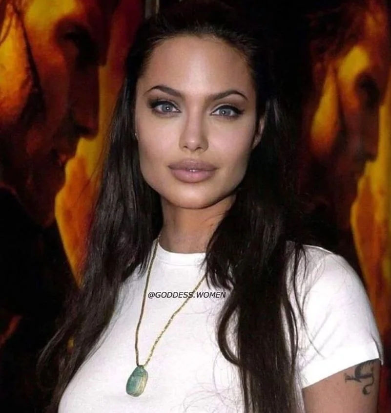 Quando Angelina era jovem, a mãe queria que ela fosse modelo, mas ela preferiu fazer um curso de agente funerário, para aprender a preparar corpos para os velórios. Quem gosta dessa atividade?  
 Reprodução: Flipar