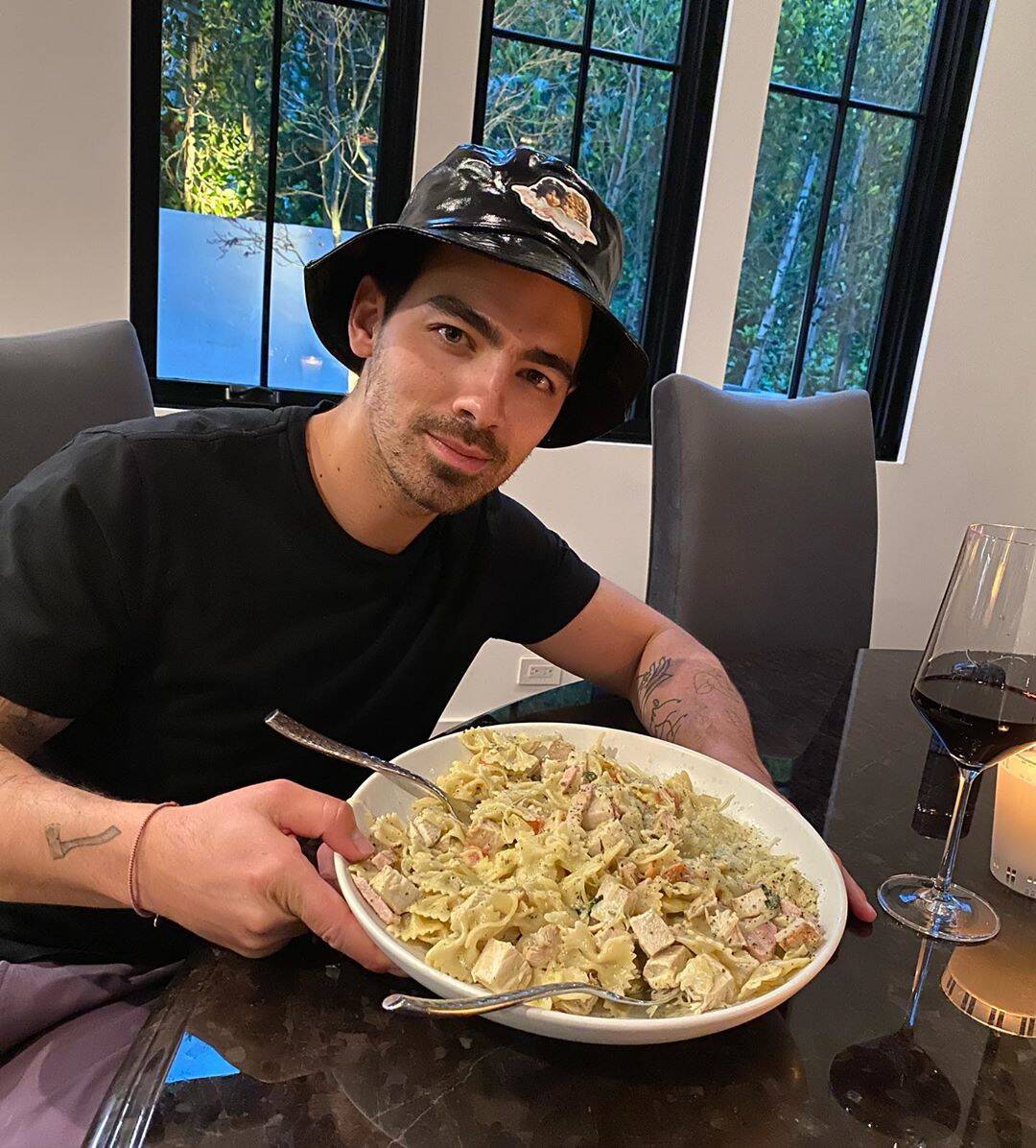 A atriz Sophie Turner mostrou a pratada que estava comendo com o marido, Joe Jonas. "Um dos muitos benefícios de se casar com um bom garoto italiano", brincou a estrela.. Foto: Reprodução/Instagram