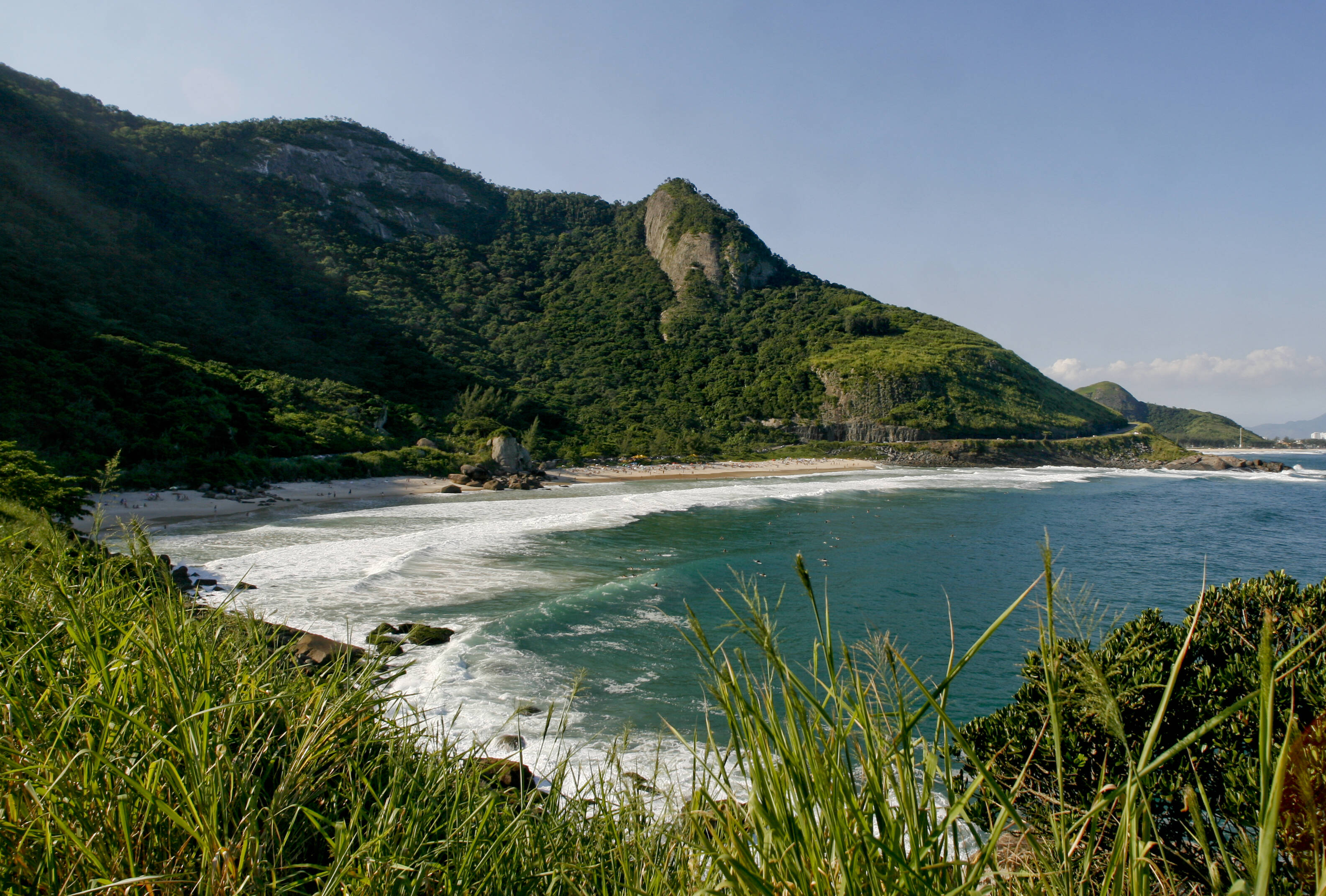Longe das principais praias e com boas ondas, a Prainha é reduto de surfistas. Foto: Pedro Kirilos/Riotur