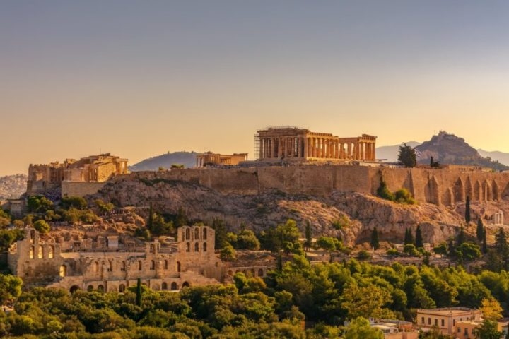 8º) Acrópole de Atenas, Grécia: O lugar é considerado um dos mais impressionantes sítios arqueológicos do mundo e um dos principais pontos turísticos da Europa. O principal monumento da Acrópole é o Partenon, um templo dedicado à deusa Atena, a padroeira da cidade de Atenas. Reprodução: Flipar