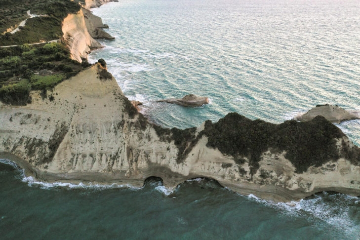 Um dos cenários naturais mais espetaculares no mundo é o das falésias. Essas formações rochosas são paredões íngremes que se estendem à beira do mar, formadas pela ação erosiva das ondas e das marés.  Reprodução: Flipar