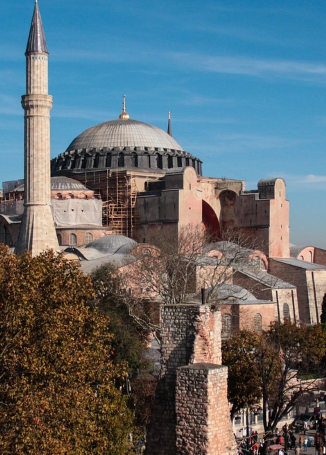 Hagia Sophia (Istambul, Turquia) - Originalmente uma igreja bizantina, depois uma mesquita e agora um museu, a Hagia Sophia possui uma cúpula monumental que parece flutuar acima do seu enorme espaço interno, um feito impressionante de engenharia para sua época. Reprodução: Flipar