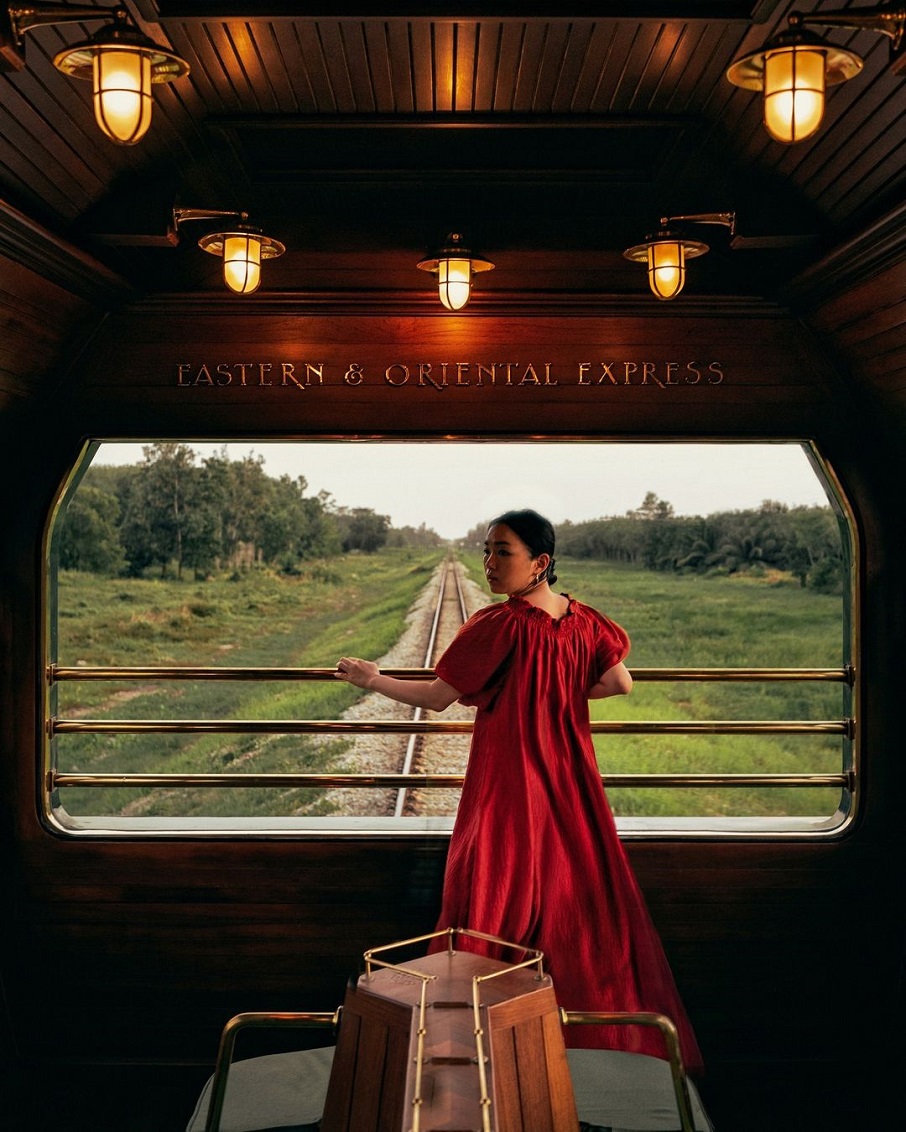 Passageira posa no trem de luxo The Eastern & Oriental Express, da Belmond, que faz itinerário no Sudeste Asiático. Foto: Reprodução/Instagram 26.07.2023