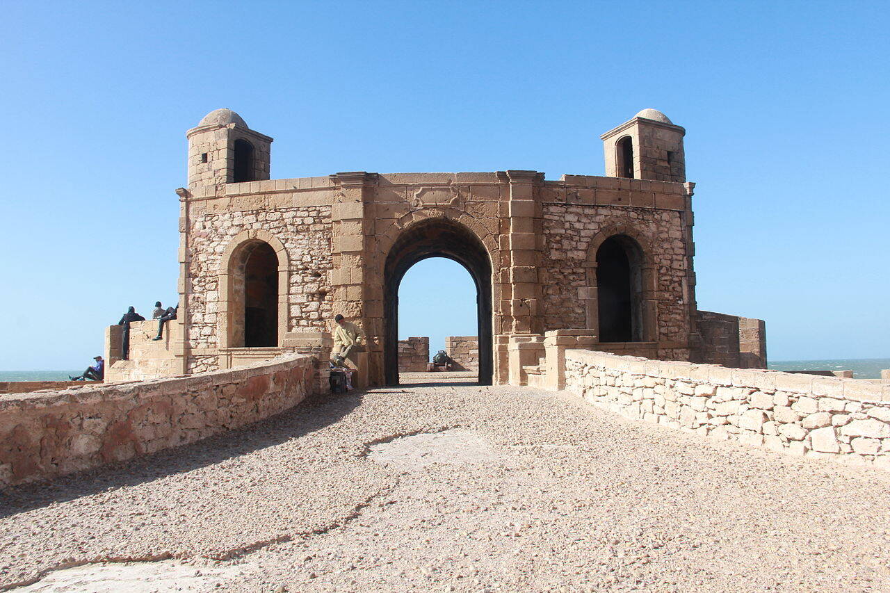 O bastião do forte de Essaouira povoado por turistas, na vida real. Foto: Wikimedia Commons