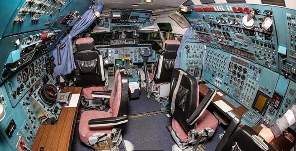 O An-225 precisava de seis tripulantes no cockpit: piloto, co-piloto e quatro engenheiros de voo.