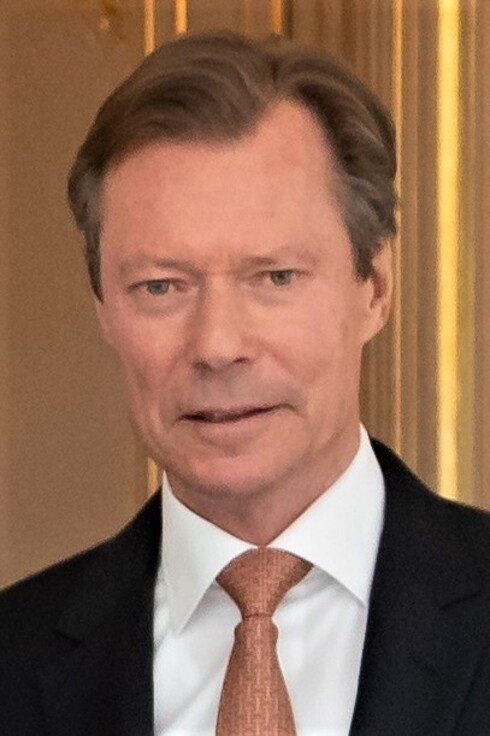 O Grão-Duque é Henri, enquanto o Primeiro-Ministro, hoje Xavier Bettel, chefia o governo. O Grão-Duque tem papel cerimonial e sanciona formalmente as leis. Reprodução: Flipar