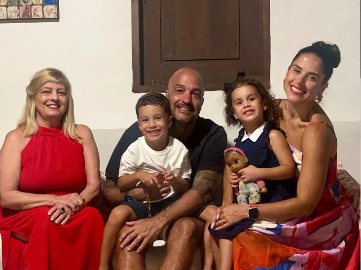 Camilla Camargo viajou com o marido e os filhos