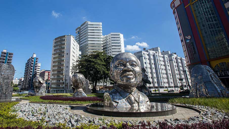 A Praça da Paz, em Praia Grande, homenageia grandes nomes mundiais. Foto: Divulgação/PMPG 19.12.2022