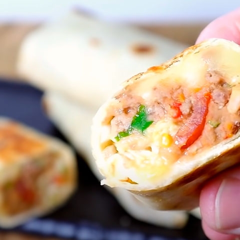 A massa do burrito é feita com farinha de trigo, fubá, manteiga e sal. O recheio leva queijo ralado, cebola picada, carne cozida picada, pimenta cambuci, tomate sal e pimenta-do-reino.  Reprodução: Flipar