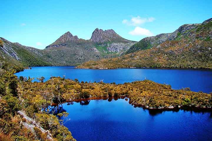 Cerca de 40% do território está protegido por parques nacionais e áreas de conservação, incluindo o Parque Nacional da Tasmânia, que abriga a famosa Cradle Mountain e é parte do Patrimônio Mundial da UNESCO. Reprodução: Flipar