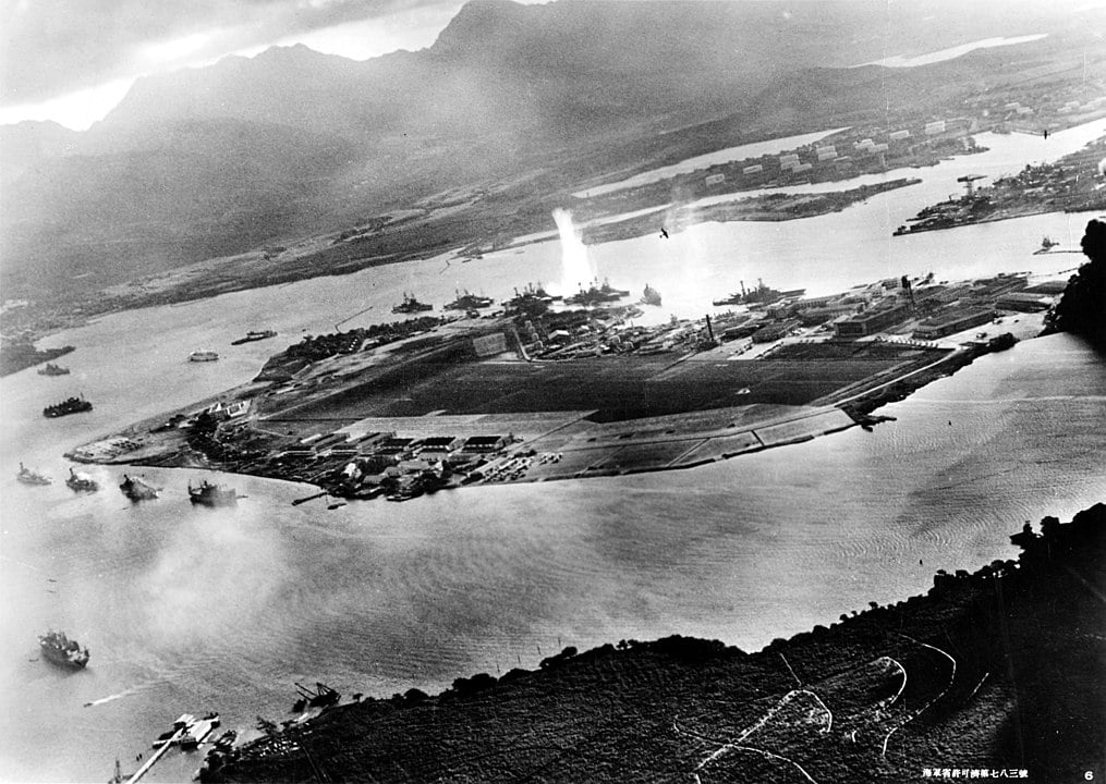 O dia 7/12 é marcado pelo ataque da Marinha Japonesa à base americana de Pearl Harbor durante a II Guerra Mundial, em 1941. Mas você sabia que o governo dos EUA foi avisado de que o bombardeio aconteceria? Foi Popov que avisou.  Reprodução: Flipar