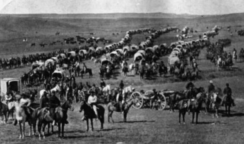 A Grande Guerra Sioux, ou Guerra de Black Hills, durou dois anos e terminou com o massacre do povo local. A Montanha dos Seis Avôs acabou renomeada pelo governo como Monte Rushmore, em referência ao empresário Charles Rushmore, um dos primeiros a instalar negócios na região, com uma mina de estanho.

 Reprodução: Flipar